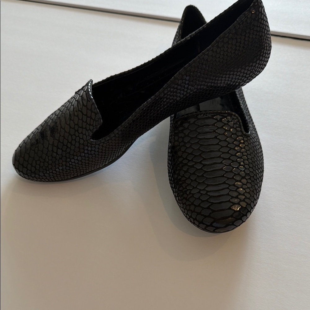 Black Textured Slip-On Women's Flats - Picture 2 of 6